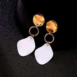 Classic White Earrings (clip on)
(New)